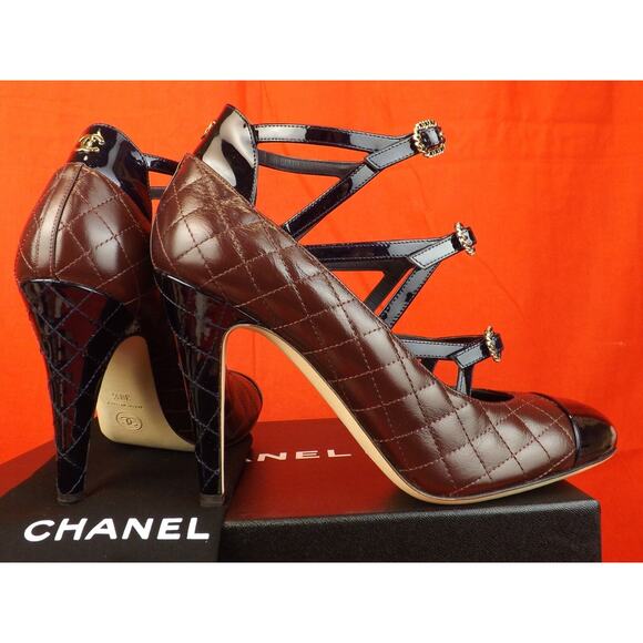 CHANEL G32403 BURGUNDY NAVY QUILTED LEATHER CC LOGO BUCKLES CAGE PUMPS 38.5 8 - Picture 9 of 12